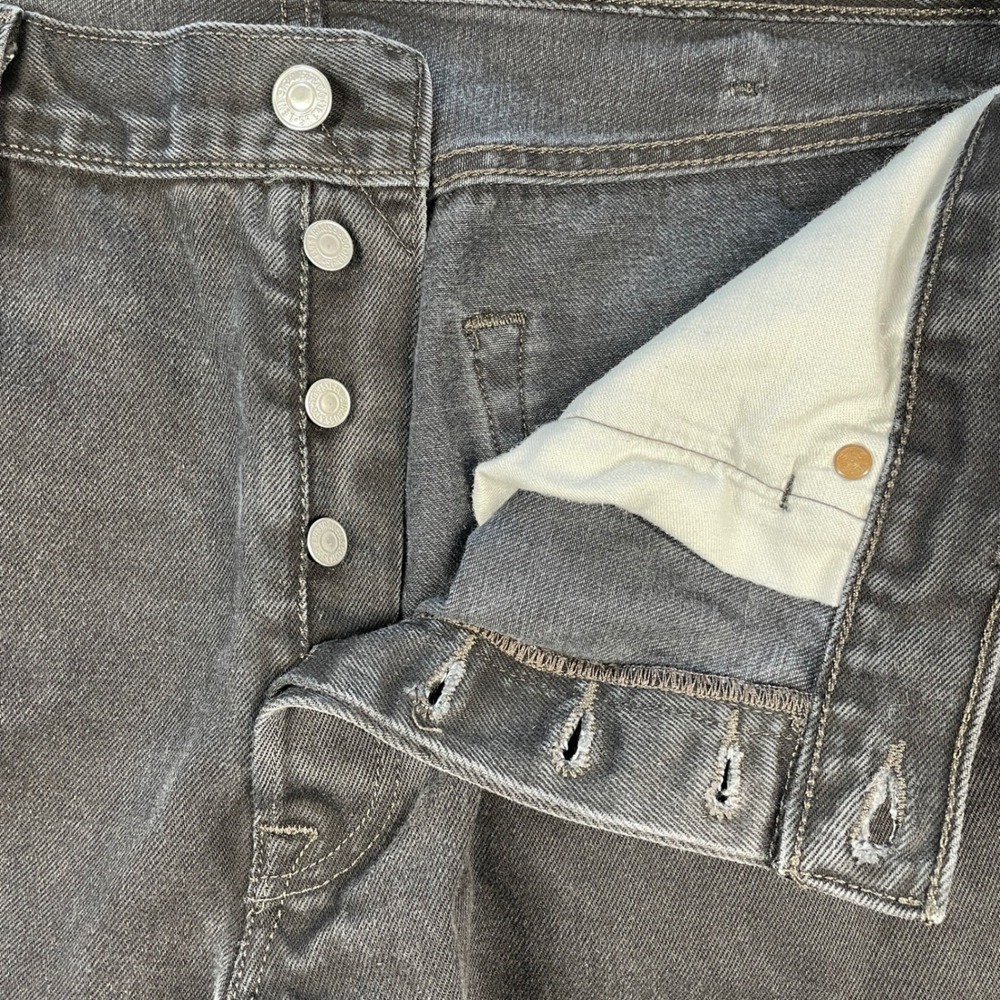 Levi's 501 Black Denim Jeans Mens Relaxed Fit‎ Button Fly Size 38x34 - Picture 4 of 7